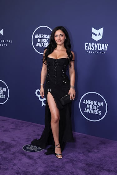 Leah Kateb posa en la alfombra roja de los American Music Awards 2025 celebrados en Las Vegas.