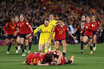 Las jugadoras celebran el primer Mundial de Fútbol Femenino para la selección española. 