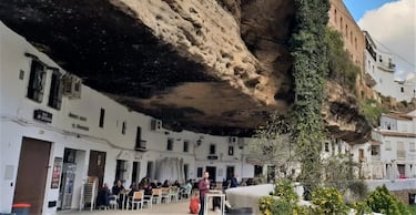 Setenil, el pueblo andaluz bajo un cielo de piedra que todo el mundo quiere visitar