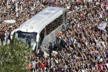 El autob¨²s con los jugadores del Real Madrid llega al estadio Santiago Bernab¨¦u rodeado de aficionados.