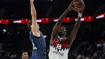 ISTANBUL (Turkey), 15/01/2026.- Baskonia's Khalifa Diop (R) in action against Anadolu Efes' Sehmus Hazer (L) during the Euroleague basketball match between Anadolu Efes and Kosner Baskonia Vitoria-Gasteiz in Istanbul, Turkey, 15 January 2026. (Baloncesto, Euroliga, Turquía, Estanbul) EFE/EPA/TOLGA BOZOGLU