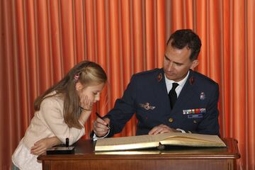 La Princesa Leonor y el Rey durante conmemoración del aniversario de la graduación de la promoción con la que cursó don Felipe sus estudios en los años 1987 y 1988, el 02 de mayo de 2014, en Mallorca (España). 