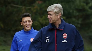 Mesut Özil y Arsene Wenger.