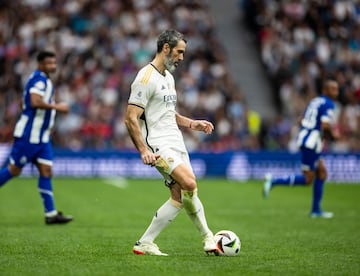 Fernando Sanz juega el balón en el encuentro del Bernabéu.