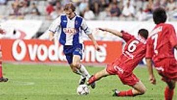 <b>AL ATAQUE</B>. El Espanyol atacó con fe el marco adversario.