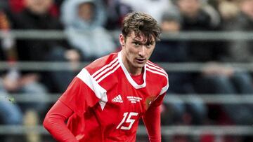 Aleksei Miranchuk, jugando un encuentro con la selección rusa.