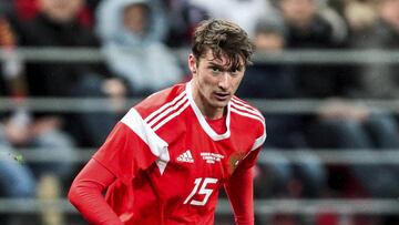 Aleksei Miranchuk, jugando un encuentro con la selecci&oacute;n rusa.