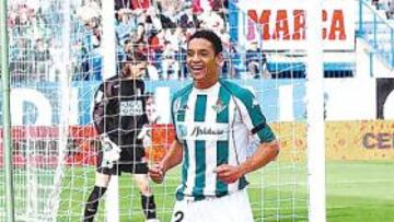 <b>EL HÉROE DEL PARTIDO. </b>Ricardo Oliveira marcó los dos goles del Betis y celebró así el segundo, en el que batió a Leo Franco de penalti.