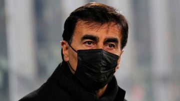 SANTIAGO, CHILE - JUNE 28: Gustavo Quinteros coach of Colo Colo looks on before a round of sixteen first leg match between Colo-Colo and Internacional as part of Copa CONMEBOL Sudamericana 2022 at Estadio Monumental David Arellano on June 28, 2022 in Santiago, Chile. (Photo by Marcelo Hernandez/Getty Images)