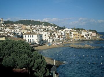 Antiguas casas de pescadores con coloridos porticones, callejuelas que unen el mar con la iglesia, arcos desde los que se contemplan pequeñas islas que parecen hormigas, pequeñas playas familiares y tranquilas calas bajo acantilados rojos y pinos de un verde intenso. Calella de Palafrugell es la esencia del Mediterráneo. Es imprescindible paasear por el núcleo histórico de Port Bo y contemplar el mar desde Les Voltes.