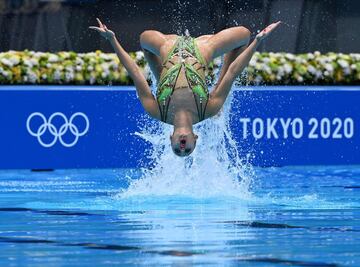 El dúo francés de natación artística durante la final.