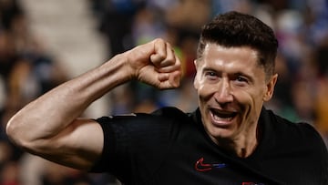 LEGANÉS (MADRID), 12/04/2025.- El delantero polaco del Barcelona Robert Lewandowski celebra el gol en propia puerta del Leganés durante el partido de la jornada 31 de LaLiga EA Sports que CD Leganés y FC Barcelona disputan este sábado en el estadio de Butarque. EFE/ Sergio Pérez