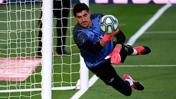 Thibaut Courtois durante el calentamiento previo al partido del jueves contra el Valencia.