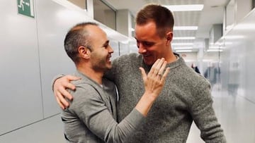 Andr&eacute;s Iniesta y Marc-Andr&eacute; Ter Stegen cogidos muy sonrientes y afectuosos.