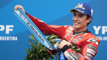 Marc Márquez celebra desde el podio al ganar el Gran Premio de Argentina de MotoGP 2025.