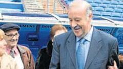 <b>DE VUELTA A CASA. </b>La gente que hacía el Tour del Bernabéu pidió a Del Bosque que regrese al banquillo.