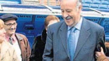 <b>DE VUELTA A CASA. </b>La gente que hacía el Tour del Bernabéu pidió a Del Bosque que regrese al banquillo.