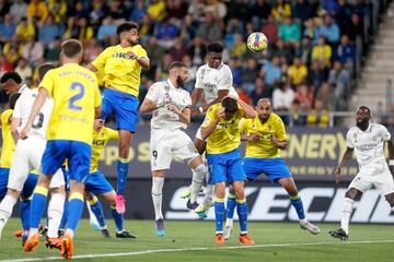 Chris Ramos, Karim Benzema, Aurelien Tchouameni y Rubén Sobrino al remate de un balón aéreo dentro del área del Cádiz.