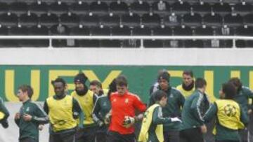 Los jugadores del Real Madrid, ayer en la sesi&oacute;n de entrenamiento en el In&ouml;n&uuml;, del Besiktas.