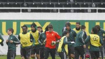 Los jugadores del Real Madrid, ayer en la sesión de entrenamiento en el Inönü, del Besiktas.