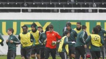 Los jugadores del Real Madrid, ayer en la sesi&oacute;n de entrenamiento en el In&ouml;n&uuml;, del Besiktas.