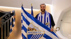 Álex Pastor, posando en La Rosaleda con la bandera del Málaga CF.