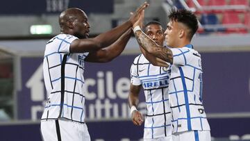 Bologna (Italy), 03/04/2021.- Inter's Romelu Lukaku celebrates with his teammate Lautaro Martinez (R) after scoring the 0-1 goal during the Italian Serie A soccer match Bologna FC vs FC Inter Milan at Renato Dall'Ara stadium, Bologna, Italy, 03