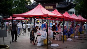 FILE PHOTO: People line up to get tested for the coronavirus disease (COVID-19) at a nucleic acid testing site, following the coronavirus disease (COVID-19) outbreak, in Shanghai China July 12, 2022. REUTERS/Aly Song/File Photo