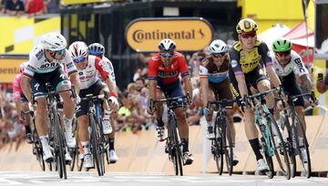 Mike Teunissen se impuso en el sprint final y aprovechó la caída de su líder para ganar la etapa y vestir el primer maillot amarillo del Tour de Francia 2019.