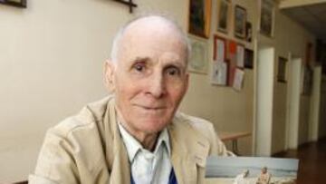 <b>RECUERDOS. </b>Nicolás, en el Centro Español de Moscú, enseñando una foto con Ruperto Sagasti.