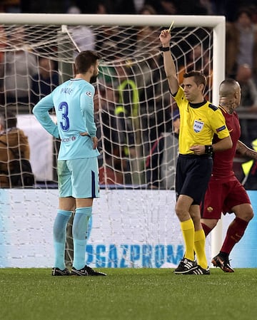 El árbitro enseñó la tarjeta amarilla a Gerard Piqué.