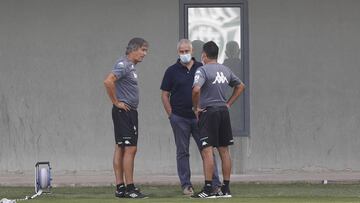 Pellegrini, hablando con Cord&oacute;n y Alexis.
 
 
 
 
 
 