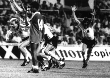 El Mundial de España 82 dejó un partido que debe estar en la hemeroteca de cualquier amante del fútbol. La semifinal que enfrentó a Alemania y Francia en Sevilla es considerado como uno de los partidos más emocionantes de la historia del fútbol. El encuentro tuvo de todo, goles, alternativas y polémica. Los 90 minutos terminaron con empate, 1-1. Littbarski adelantó a Alemania y Platini empató de penalti poco después. La segunda mitad dejó mucha emoción y polémica: en el 55', Platini dejó un balón en bandeja a Battiston y el meta germano Schumacher salió con todo y arrolló al francés dentro del área. Las imágenes fueron escalofriantes ya que el defensa quedó tendido sobre el terreno de juego sin conocimiento. El diagnóstico: una vértebra fracturada, conmoción cerebral y tres dientes rotos, pero ni rastro de penalti. El banquillo galo no entendía nada. La prórroga dio lugar a la locura. Francia se puso por delante con goles de Tresoy y Giresse. Pero por increíble que parezca Rummenigge y Fischer, de tijeretazo, empatarían de nuevo en tan sólo seis minutos. El mazazo para Francia sería aún más grande en la tanda de penaltis, cuando volvió a aparecer la figura de Schumacher para detener dos penas máximas y clasificar a Alemania para la final mundialista. “Ningún film en el mundo ni ninguna obra de teatro sabría transmitir tantas emociones como la semifinal perdida de Sevilla”, expresó Michel Platini en referencia al partido. En la final los alemanes cayeron contra Italia. 