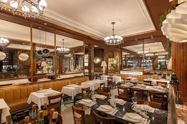 En el corazón de Madrid, el Café Comercial se convierte en el escenario perfecto para un nuevo plan que celebra el aperitivo sin artificios. Fiel a su espíritu castizo y a su papel como uno de los cafés más emblemáticos de la ciudad, el histórico local acoge en primicia la llegada del nuevo cóctel Carlos Fizz, integrándolo en su ritual cotidiano. Aquí, entre mesas de mármol y conversaciones que se alargan, el cóctel de Carlos I encuentra su mejor versión acompañado de una propuesta gastronómica creada expresamente para la ocasión: bocados sencillos y excelsos, como el jamón 100 % ibérico de bellota Sánchez Romero Carvajal o las croquetas de jamón, que refuerzan la experiencia y convierten el aperitivo en un plan auténticamente madrileño.