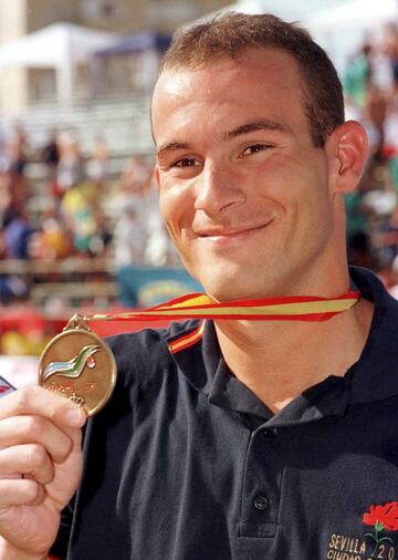 Siguió los pasos de su hermano pero fue incluso más allá: Martín López Zubero, nacido en 1969 en Estados Unidos pero de padres españoles, fue el primer nadador campeón olímpico. Lo logró además en los Juegos de Barcelona de 1992, en uno de los momentos más recordados de en la olímpica ciudad española.

De 1990 a 1997 fue uno de los mejores espaldistas del mundo. Consiguió además cuatro medallas en mundiales, entre ellas dos de oro, y siete europeas, cinco de ellas también de oro.
