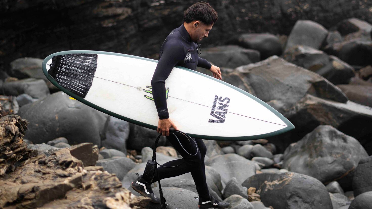 Las travesías de la gran figura del surf chileno - AS Chile