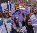 Cientos de partidarios de Palestina e Israel se confrontan en Times Square