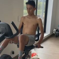 Egan Bernal ya pedalea en su bicicleta estática