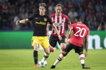 Los jugadores del PSV Eindhoven Luuk de Jong y Joshua Brenet disputan el balón con Filipe Luis del Atlético de Madrid