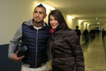 Arturo Vidal se saca una foto con una hincha en el aeropuerto de Schwechat.