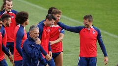 Los jugadores del Atlético de Madrid, Álvaro Morata (3d) y César Azpilicueta (d), junto al segundo entrenador Nelson Vivas (4d), entre otros, durante el entrenamiento que el equipo realiza este miércoles en la Ciudad deportiva Wanda, en Majadahonda.