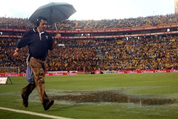 Fue en la jornada 9 del Ap 2010 donde la presencia de tormenta eléctrica suspendió el partido, el compromiso se reanudó a las 12 horas del siguiente día.