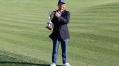 El golfista estadounidense Xander Schauffele posa con el trofeo de campeón del Travelers Championship en el TPC River Highlands de Cromwell.