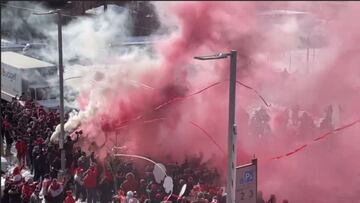 Gran recibimiento de la afición de Canadá a la llegada al estadio