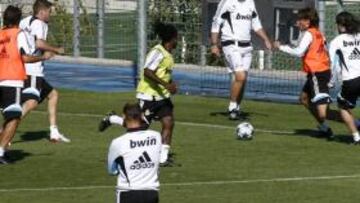 <b>REAL MADRID</b> Los jugadores del conjunto blanco se han entrenado hoy con la ausencia de Sergio Ramos, que es duda para el partido de Liga de Campeones del miércoles.