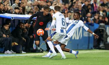 Lamine Yamal disputa el balón con los jugadores pepineros Seydouba Cisse y Sergio González.
