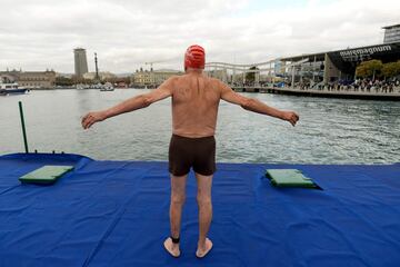 A participant stretches before jumping into the water during the 108th edition of the 'Copa Nadal' (Christmas Cup) swimming competition in Barcelona's Port Vell on December 25, 2017.  
The traditional 200-meter Christmas swimming race gathered more than 300 participants on Barcelona's old harbour.   / AFP PHOTO / Josep LAGO