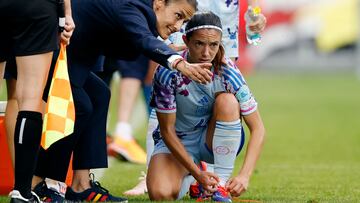 Soccer Football - Women's Euro 2025 Qualifier - Czech Republic v Spain - Stadium FC Chomutov, Chomutov, Czech Republic - July 12, 2024 Spain coach Tome Montserrat talks to Aitana Bonmati REUTERS/David W Cerny