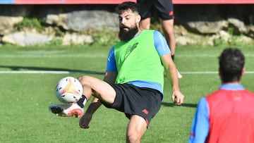 Asier Villalibre tocando bal&oacute;n en Lezama.