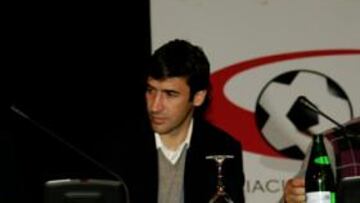 <b>ADIÓS A LA AFE. </b>Raúl, entre Movilla y Oli, se despidió ayer de la vicepresidencia del sindicato de futbolistas, donde estaba desde 2005.